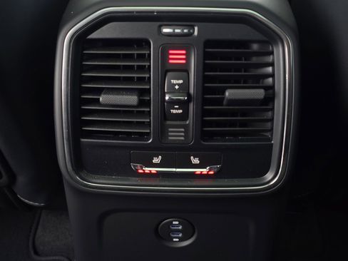 Used 2025 Porsche Macan image 18