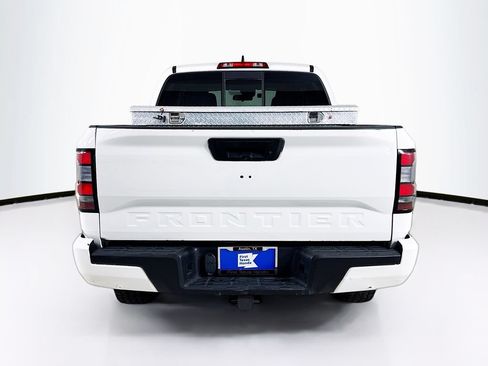 Used 2022 Nissan Frontier SV RWD image 6
