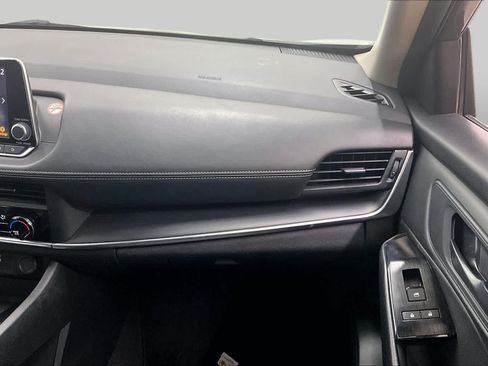 Used 2024 Nissan Rogue S FWD image 18
