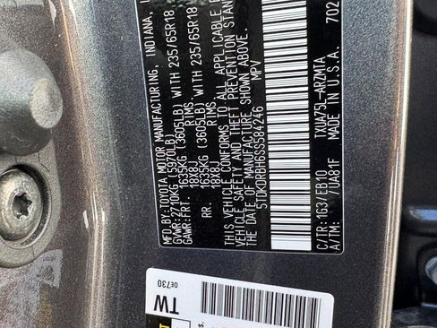 Used 2025 Toyota Highlander AWD image 27