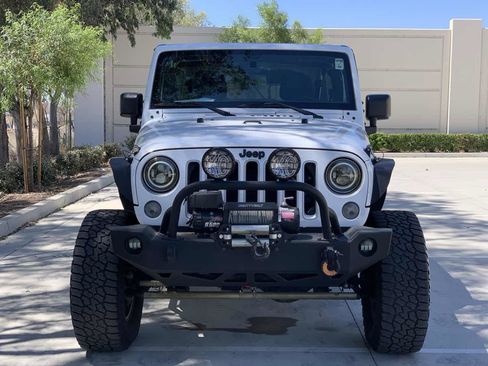 Used 2018 Jeep Wrangler Unlimited Sahara image 2