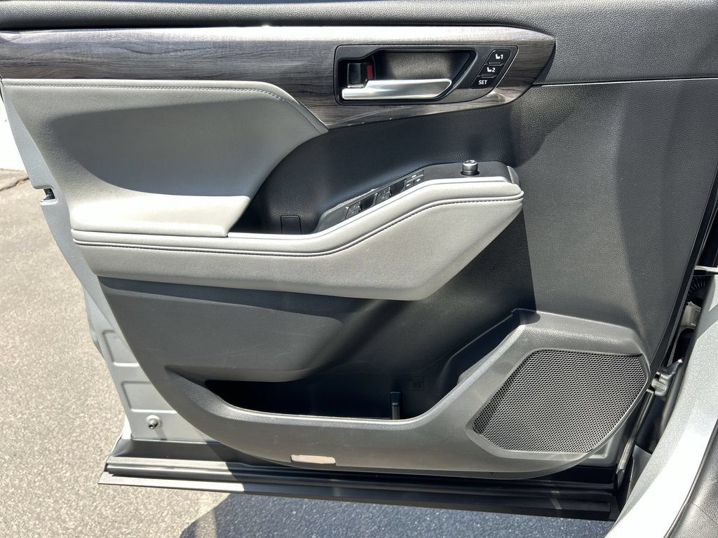Used 2021 Toyota Highlander Platinum FWD image 23
