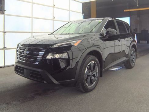 Used 2025 Nissan Rogue SV image 2