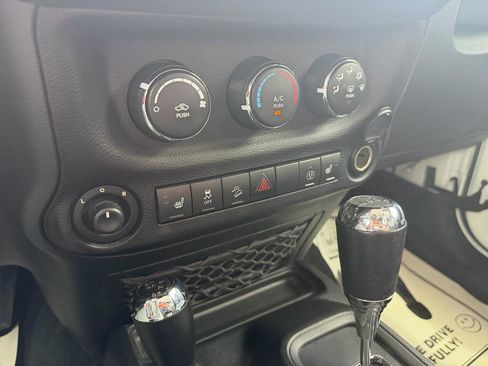 Used 2017 Jeep Wrangler Sahara AWD/4WD image 16