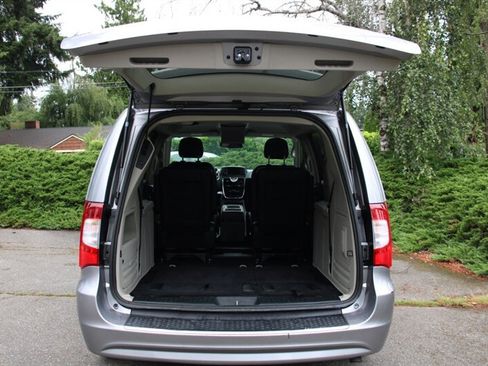 Used 2014 Chrysler Town & Country Touring FWD image 21