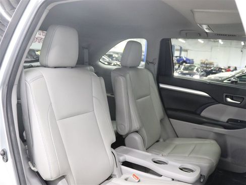 Used 2018 Toyota Highlander XLE AWD/4WD image 21