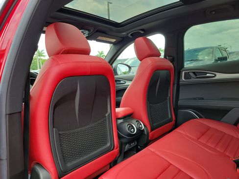 Used 2022 Alfa Romeo Stelvio Veloce AWD/4WD image 14