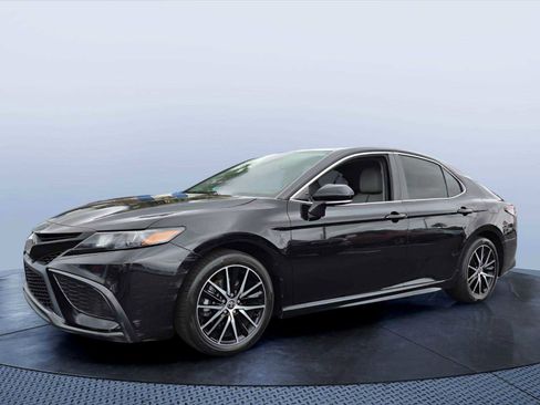 Used 2023 Toyota Camry SE FWD image 2
