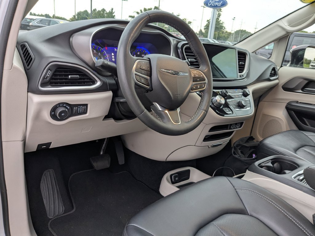 Used 2024 Chrysler Pacifica Touring-L FWD image 10