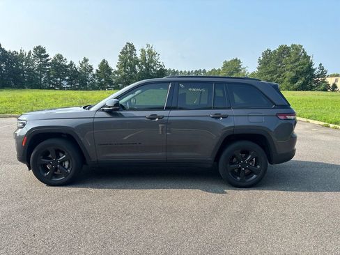 Used 2024 Jeep Grand Cherokee Limited w/ Black Appearance Package AWD/4WD image 4