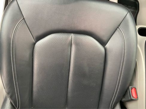 Used 2024 Chrysler Pacifica Touring-L image 38