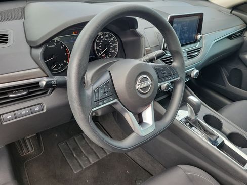 Used 2025 Nissan Altima 2.5 SV FWD image 17