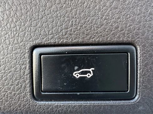 Used 2013 Volkswagen Touareg Sport image 28