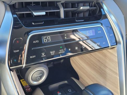 Certified 2024 Toyota Venza XLE image 17