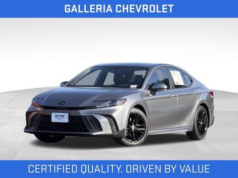 Used 2025 Toyota Camry SE FWD image 1