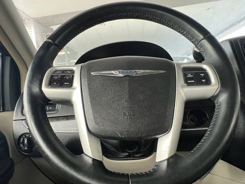 Used 2016 Chrysler Town & Country Touring image 16