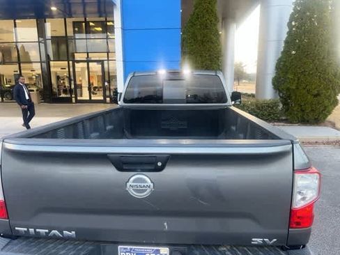 Used 2017 Nissan Titan SV image 6