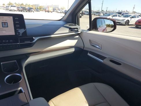 Certified 2021 Toyota Sienna XLE image 11
