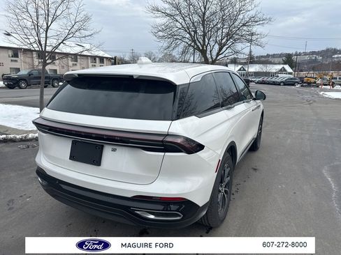 Used 2026 Lincoln Nautilus Premier image 5