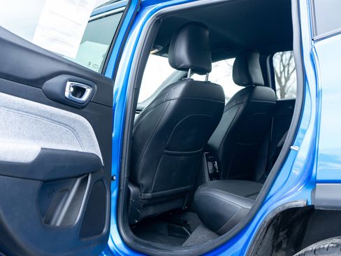 Used 2025 Jeep Compass Latitude image 27