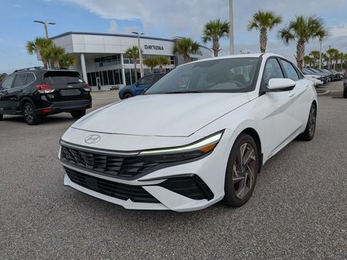 Used 2025 Hyundai Elantra SEL FWD image 7