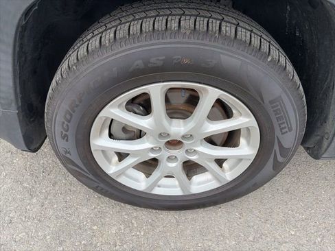 Used 2018 Jeep Cherokee Latitude w/ Cold Weather Group image 10