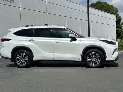 Used 2022 Toyota Highlander XLE AWD/4WD image 3