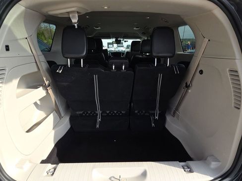 Used 2023 Chrysler Pacifica Touring-L image 15