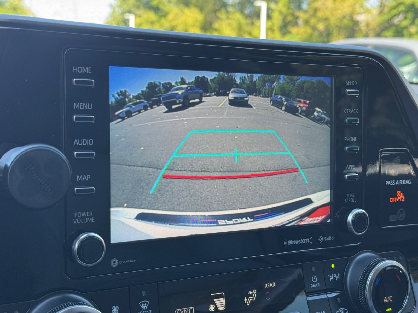 Used 2022 Toyota Highlander XLE AWD/4WD image 25