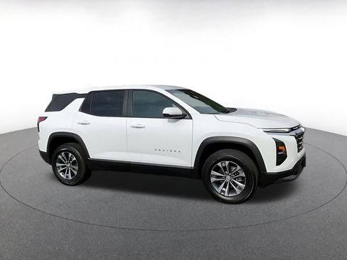 Used 2025 Chevrolet Equinox LT image 2