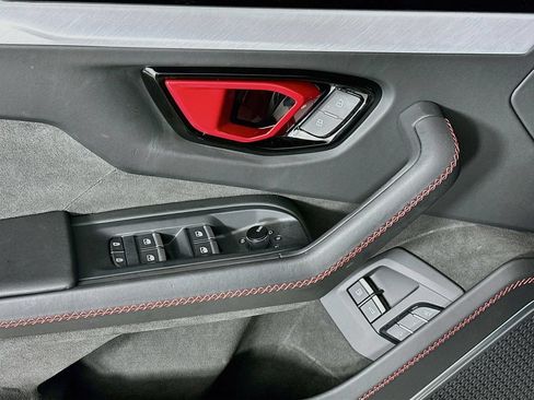 Used 2025 Lamborghini Urus SE AWD/4WD image 18