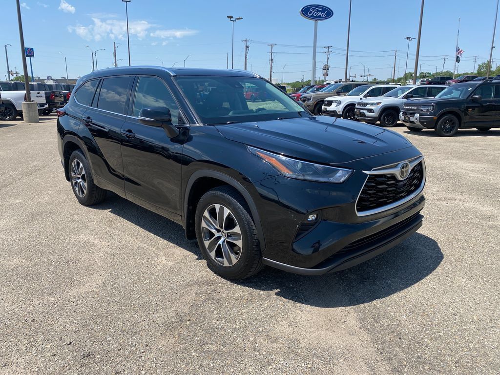 Used 2021 Toyota Highlander XLE AWD/4WD image 22