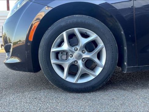 Used 2019 Chrysler Pacifica Touring Plus w/ Advanced Safetytec Group FWD image 4