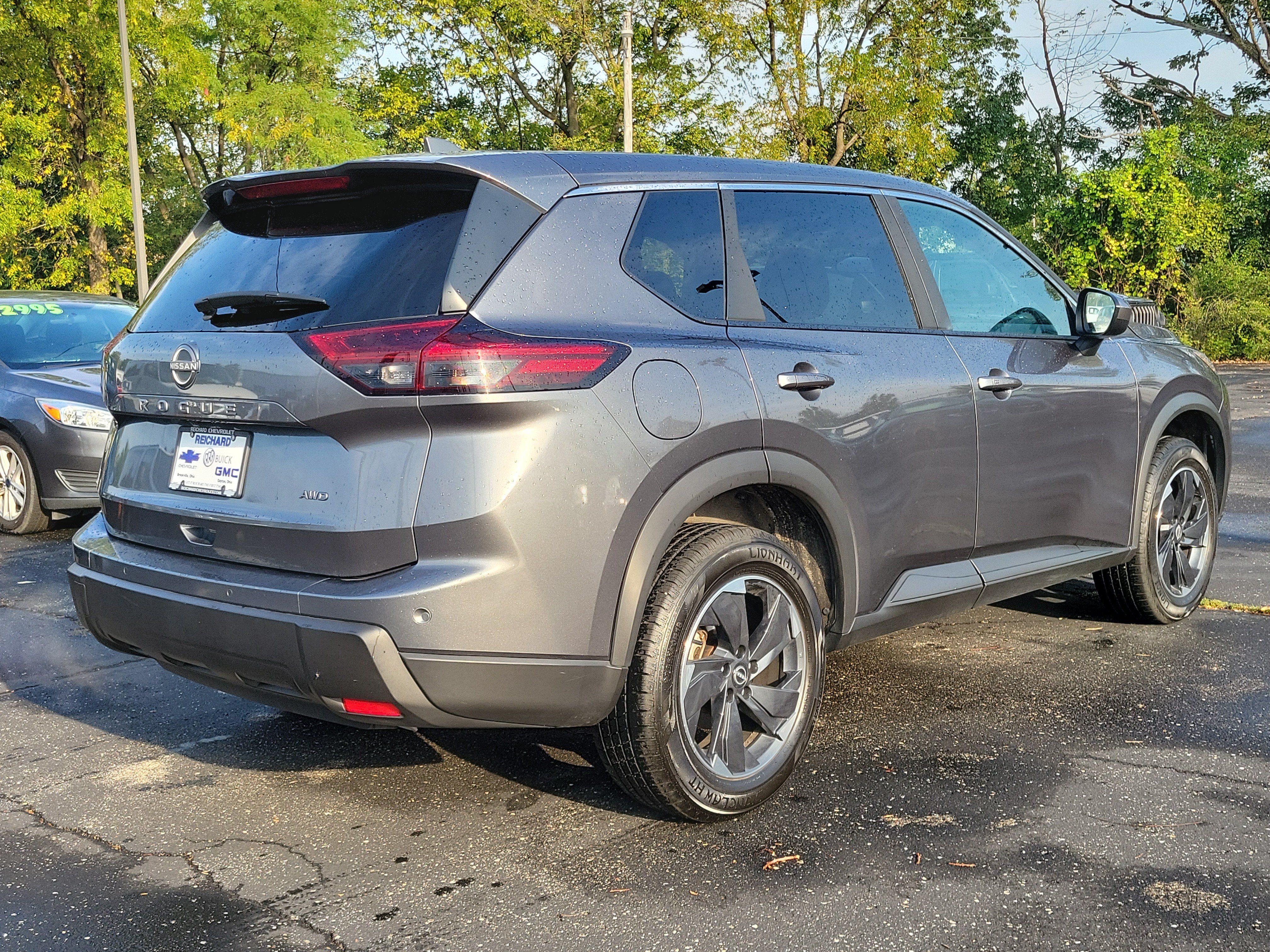 Used 2025 Nissan Rogue SV AWD/4WD image 4