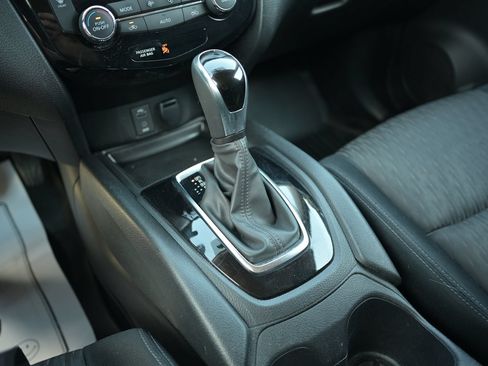 Used 2017 Nissan Rogue SV AWD/4WD image 31