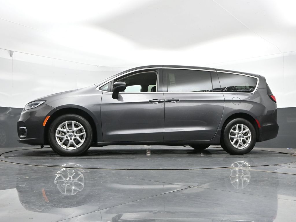 Used 2023 Chrysler Pacifica Touring-L FWD image 27