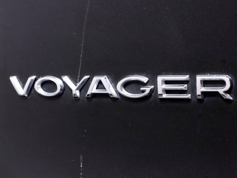 Used 2022 Chrysler Voyager LX image 37