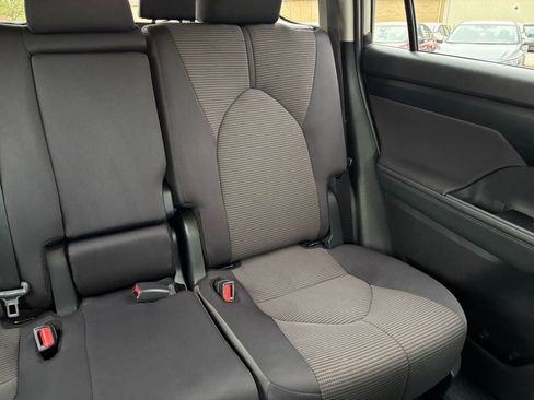 Used 2025 Toyota Highlander LE FWD image 40