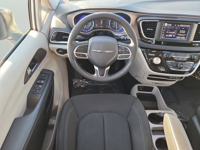 Used 2023 Chrysler Voyager LX FWD image 10