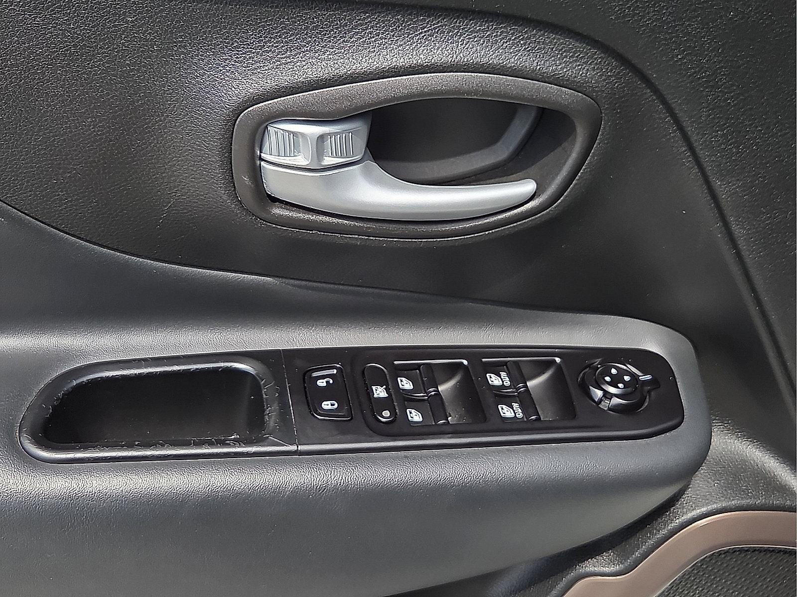 Used 2023 Jeep Renegade Latitude AWD/4WD image 13