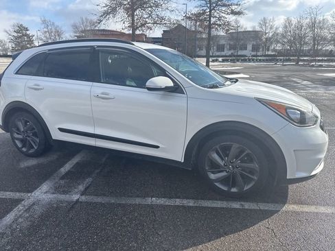Used 2017 Kia Niro EX image 6
