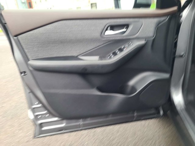 Used 2023 Nissan Rogue SV AWD/4WD image 16