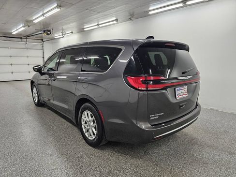 Used 2023 Chrysler Pacifica Touring-L FWD image 6