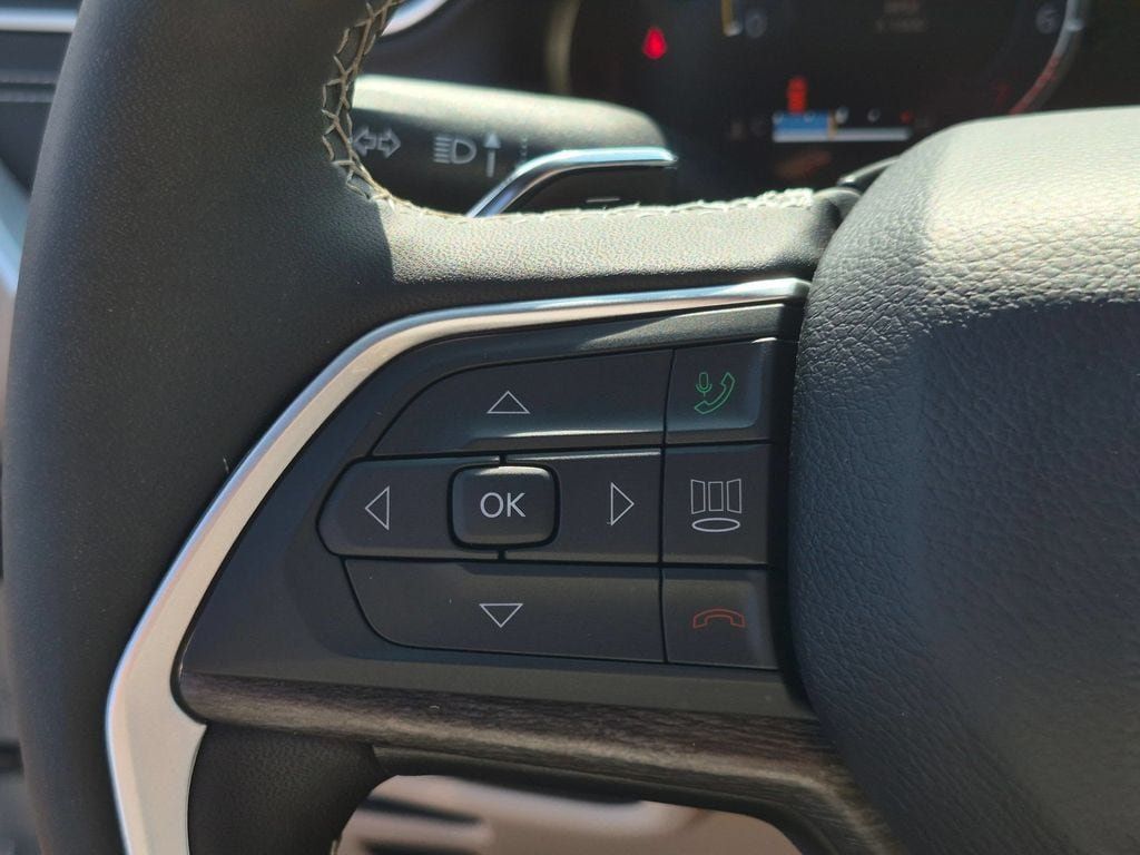 Certified 2025 Jeep Grand Cherokee Limited AWD/4WD image 15