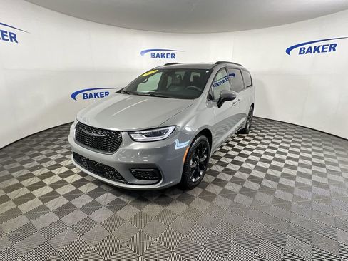 Used 2023 Chrysler Pacifica Touring-L w/ S Appearance Package AWD/4WD image 5