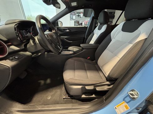 Used 2024 Chevrolet Trax RS w/ Sunroof Package FWD image 8