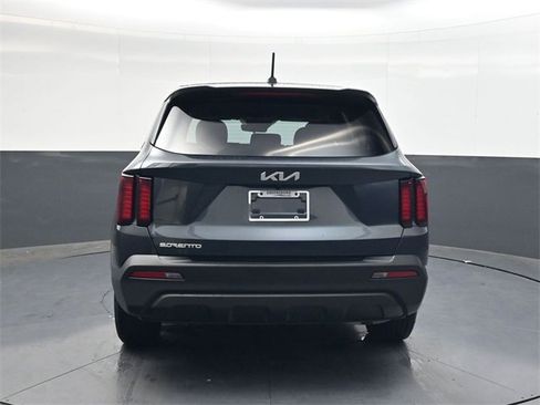 Used 2023 Kia Sorento LX image 5
