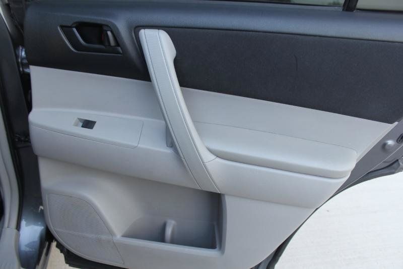 Used 2013 Toyota Highlander 4WD w/ Cold Weather Pkg image 16