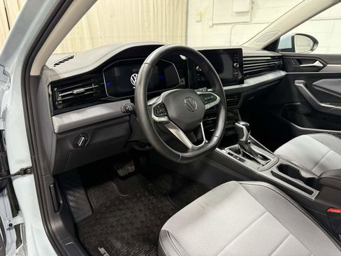 Used 2025 Volkswagen Jetta SE w/ Sunroof Package image 10