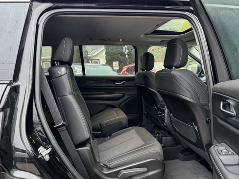 Used 2024 Jeep Grand Cherokee L Laredo image 11